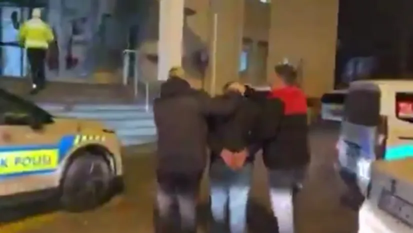 Polise çarpıp kaçan alkollü ve ehliyetsiz sürücü tutuklandı