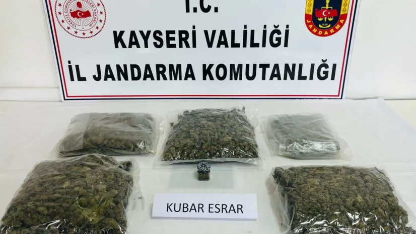 Sehpa içerisine zulalanmış 5 kiloya yakın kubar esrar ele geçirildi