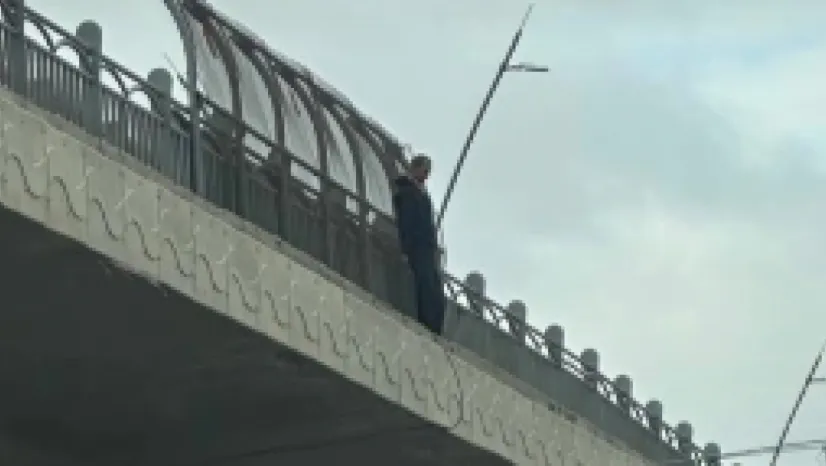 Sümer köprüsünde intihar girişiminde bulunan vatandaş ikna edildi