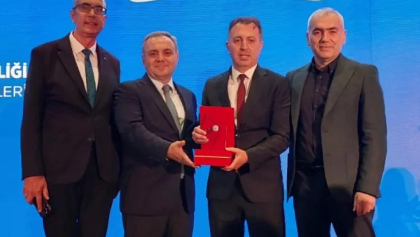 Türk Eczacıları Birliği 2025 Bilim Ödülü'nü ERÜ'lü akademisyene verdi