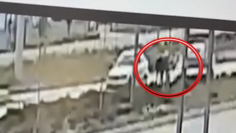 Yaralı köpeğe yardım etmek isteyen 2 kişiye araba çarptı