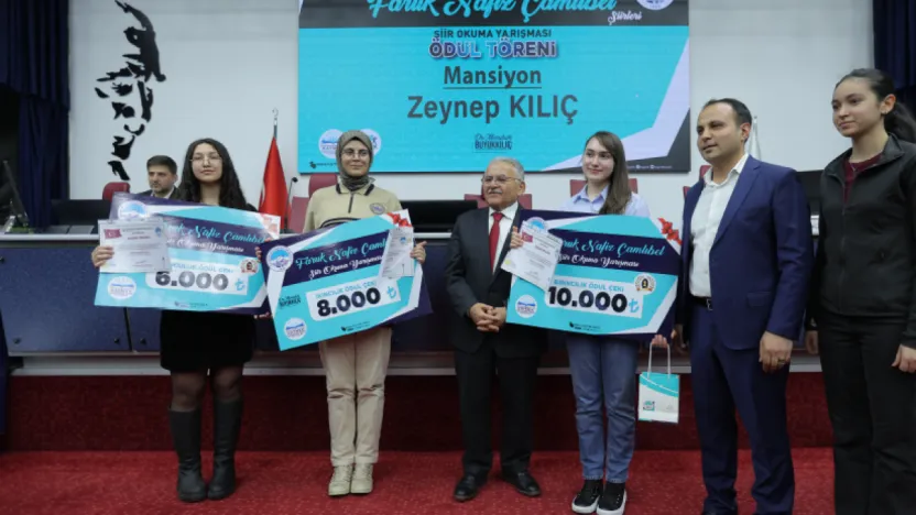 582 Gencin Katıldığı Şiir Okuma Yarışması'nın Ödülleri Verildi