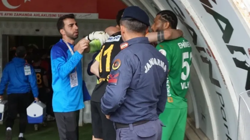 Alanayspor ile Kayserispor futbolcuları arasında gergin anlar