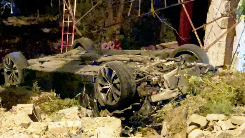 Ali Dağı rampasında seyreden lüks otomobil evin bahçesine uçtu