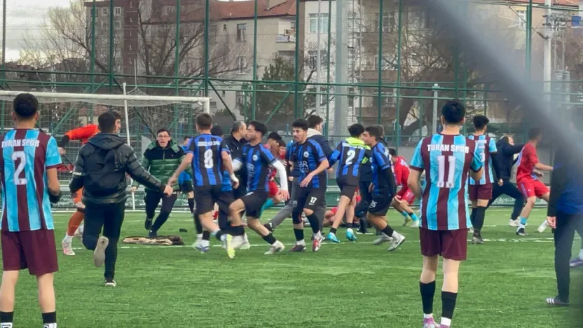 Amatör maçtan sonra saha karıştı