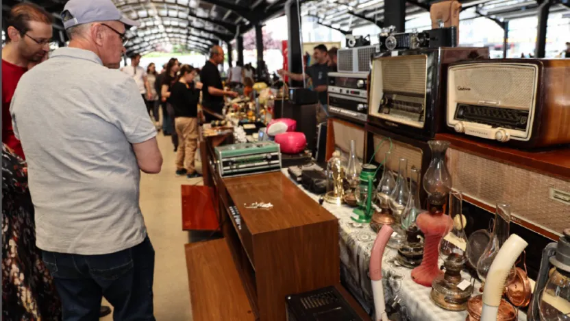 Antikacılar, her zamanki gibi aynı yerde