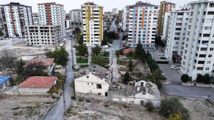 Başkan Çolakbayrakdar: 'Eski yapılar yıkılıyor, depreme dayanıklı yeni konutlar yapılıyor'