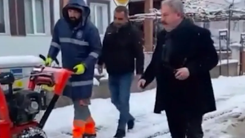 Başkan Palancıoğlu, kar küreme aracıyla yol açma çalışmalarında