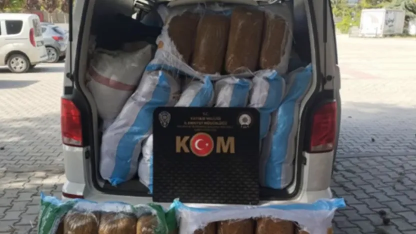 Bir tona yakın kaçak tütünle yakalandı