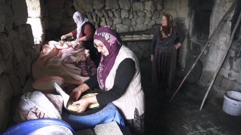 Bu köyde Ramazan öncesi imece usulüyle ekmek yapılıyor