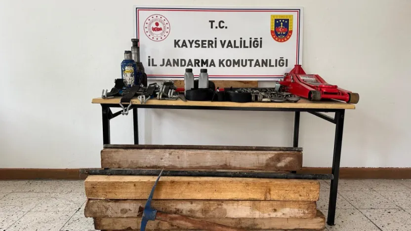 Bünyan'da kaçak kazı yapan 4 şahıs yakalandı