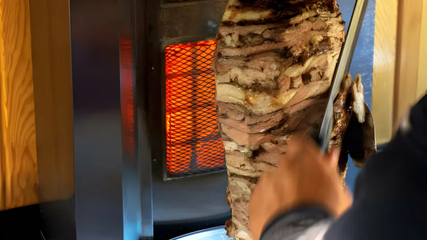 Çalışırken silahlı saldırıya uğrayan döner ustası yaralandı