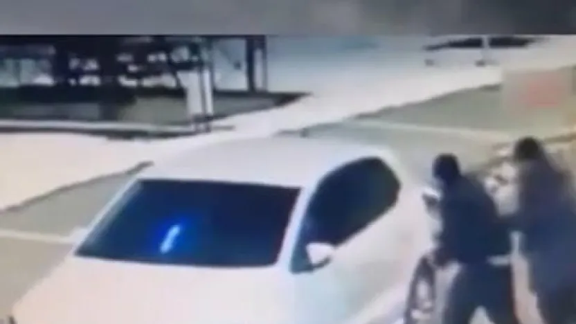 Dükkanın camlarını kıran ve bir aracın tekerlerini kesen 2 kişi yakalandı