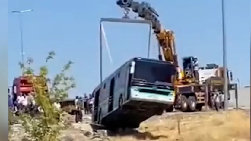 El freni unutulan otobüs kaza yaptı