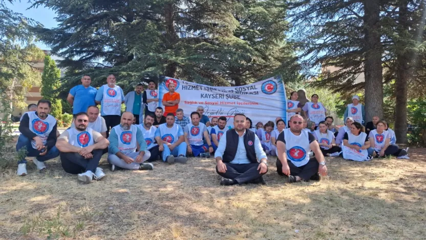 Erciyes Üniversitesi'nde sağlık çalışanlarından oturma eylemi