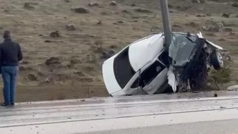 Erciyes Yolunda Korkunç Kaza: Direğe çarpan araç ikiye katlandı