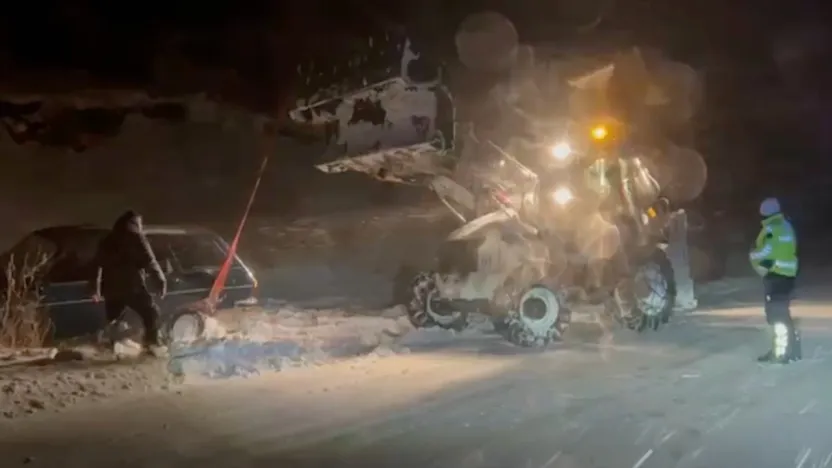 Erciyes yolunda mahsur kalan 3 vatandaş kurtarıldı