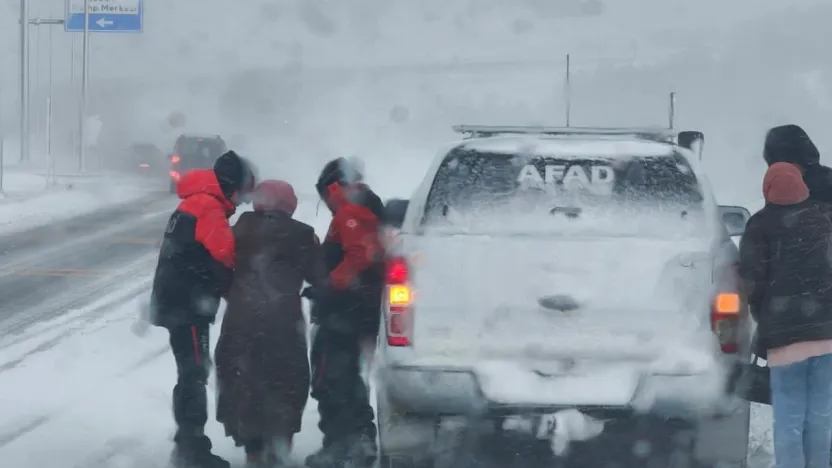 Erciyes yolunda mahsur kalan araçlara AFAD ekipleri müdahale etti