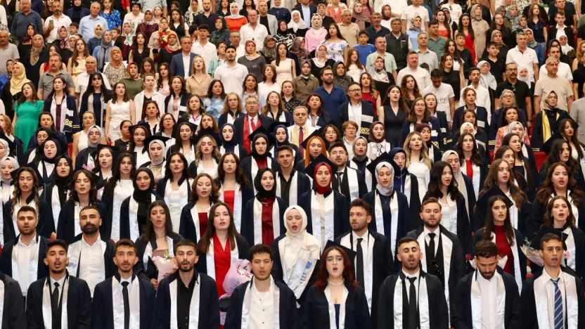 ERÜ Sağlık Bilimleri Fakültesi'nden 295 Öğrenci Mezun Oldu