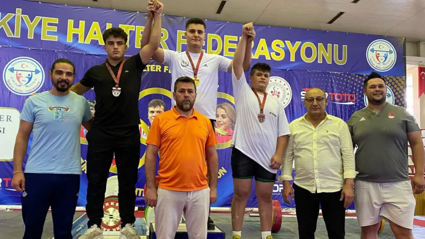 Genç halterciler Raşit Efe ve Bedirhan Kaya Türkiye Şampiyonu oldu