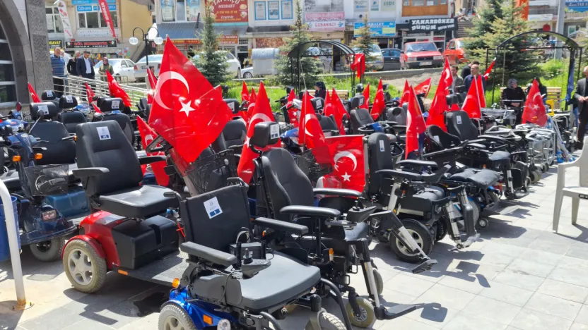 Gurbetçi hayırseverin engelli vatandaşlara akülü araç dağıtımı gerçekleşti