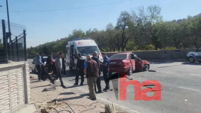 Hacılar'da savrulan araç direğe çarptı