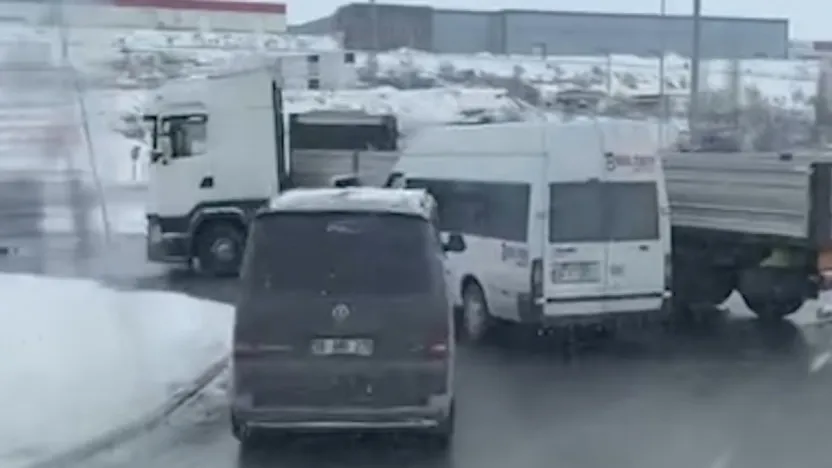 İşçi servisiyle TIR'ın karıştığı kazada 11 kişi yaralandı