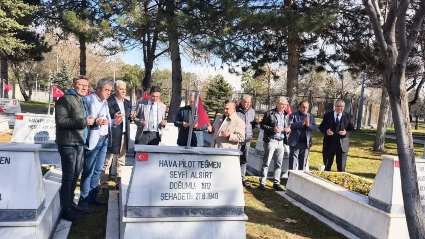 İYİ Partililer kartal Şehitliğini Ziyaret Etti