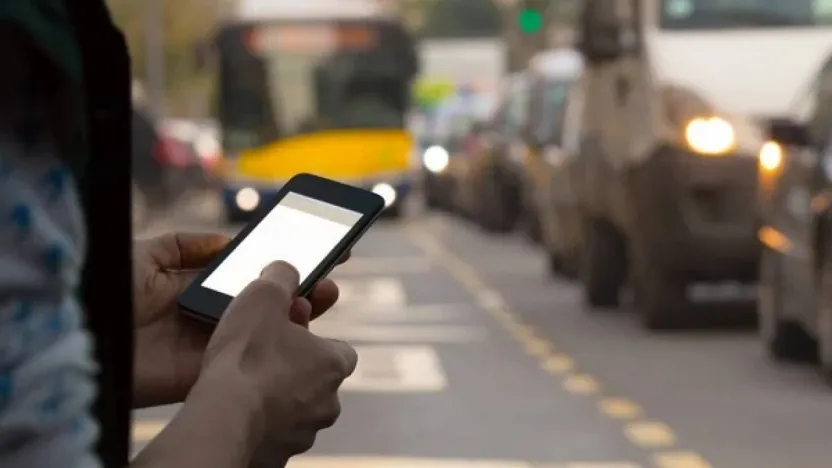 Jandarma uyardı: Yürürken ve araç sürerken cep telefonu ile ilgilenmek, kazalara davetiye çıkarabilir