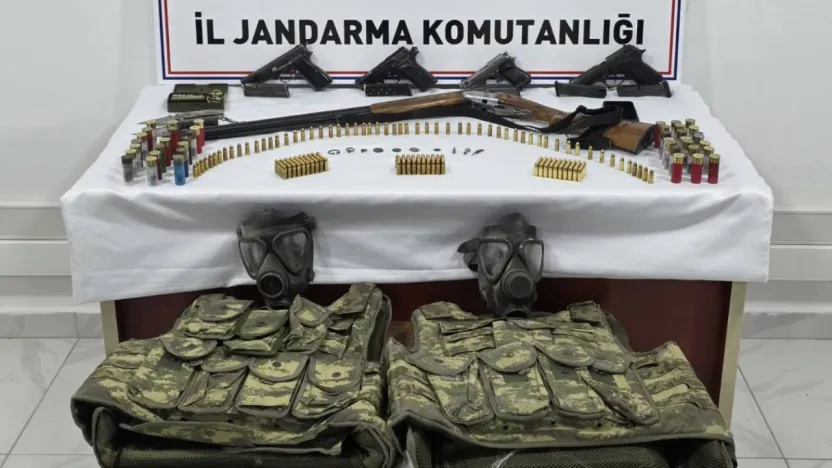 Jandarmadan cephanelik gibi eve baskın