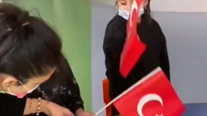 KANKA hastanesindeki çocuklara bayrak sevgisi etkinliği