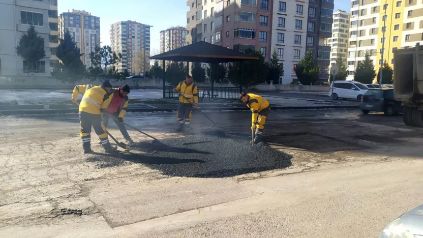 Kar, buz ve tuzun tahrip ettiği yollar tamir ediliyor