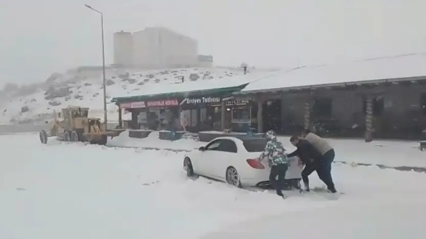 Kar yağışı bazı bölgelerde ulaşımı zorlaştırdı