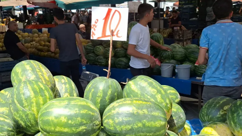 Karpuz, pazar tezgahlarında 10 liradan yerini aldı