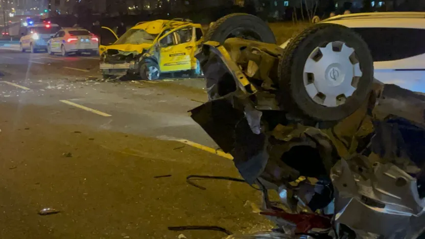 Karşı şeride geçen otomobil ticari taksi ile çarpıştı: 1'i ağır 3 yaralı
