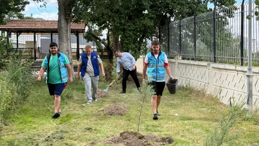 Kayseri'de öğrenciler ağaçlandırma çalışması yaptı