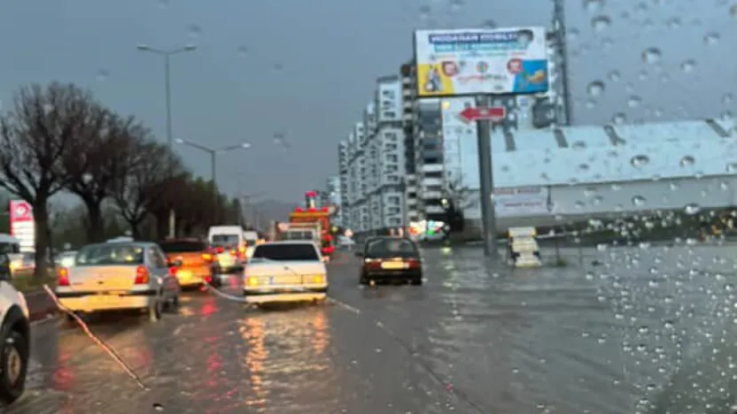 Kayseri'de sağanak yağış hayatı olumsuz etkiledi