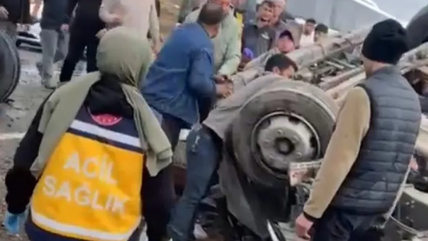 Kayseri'de sürücüsünün kontrolünü kaybettiği tır devrildi 1 ölü