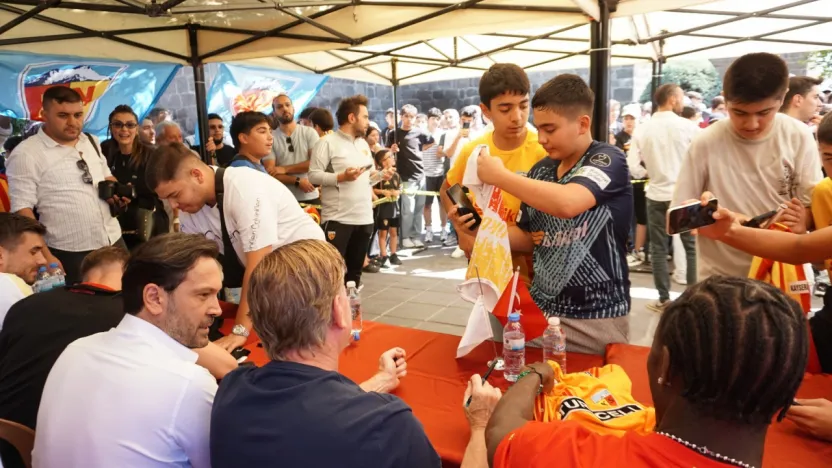 Kayserispor Teknik Direktörü Gisdol ile 4 futbolcu taraftarla buluştu