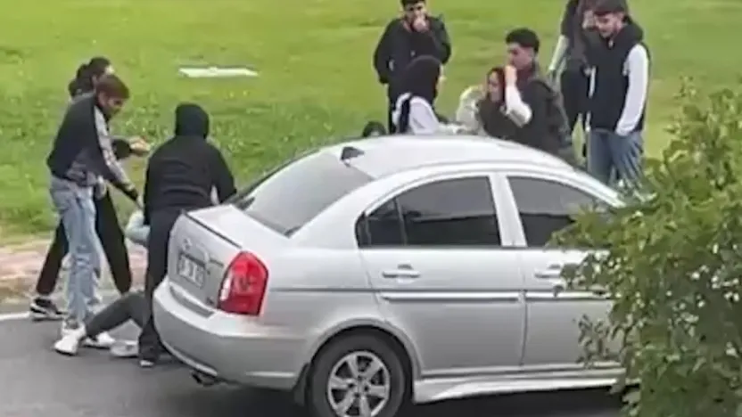 Kız öğrenciler arasında 'saç başa' kavga