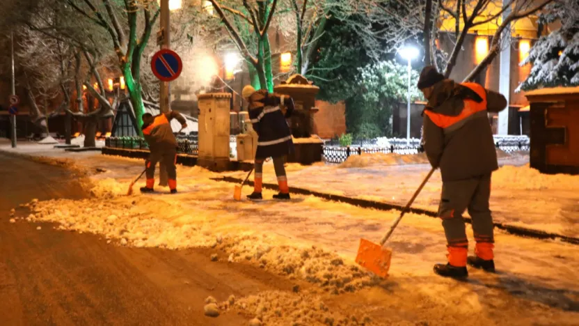 Melikgazi'de kar küreme ve tuzlama çalışmaları sürüyor