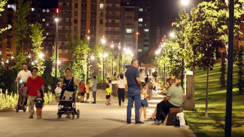Millet, Daha Açılmadan Bahçesine Akın Etti
