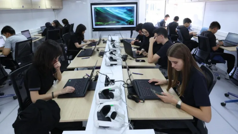 Mobil Dijital Gençlik Merkezi Açıldı: Geleceğin Teknolojisi Gençlerle Buluşuyor