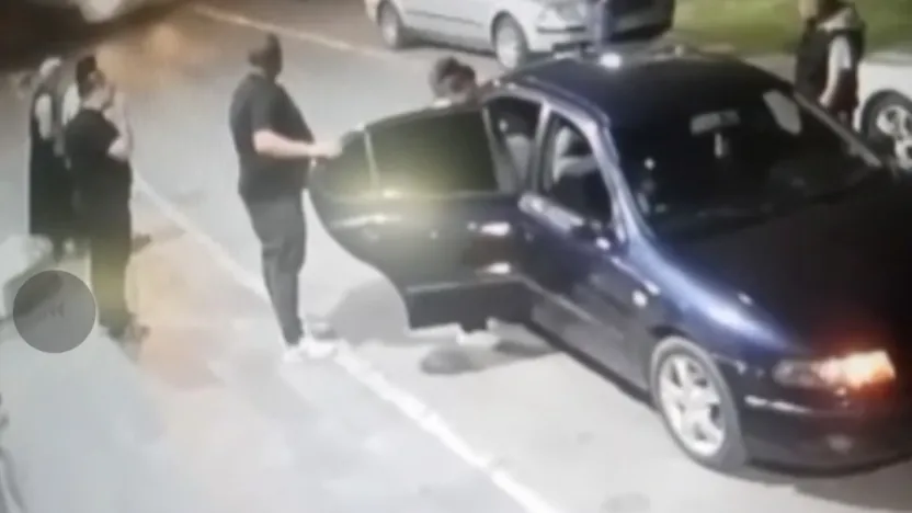 Parkta Borç Hesaplaşması: Bıçaklı Saldırı Kamerada