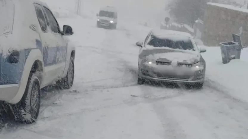 Polis ekipleri mahsur kalan 5 vatandaşı kurtardı