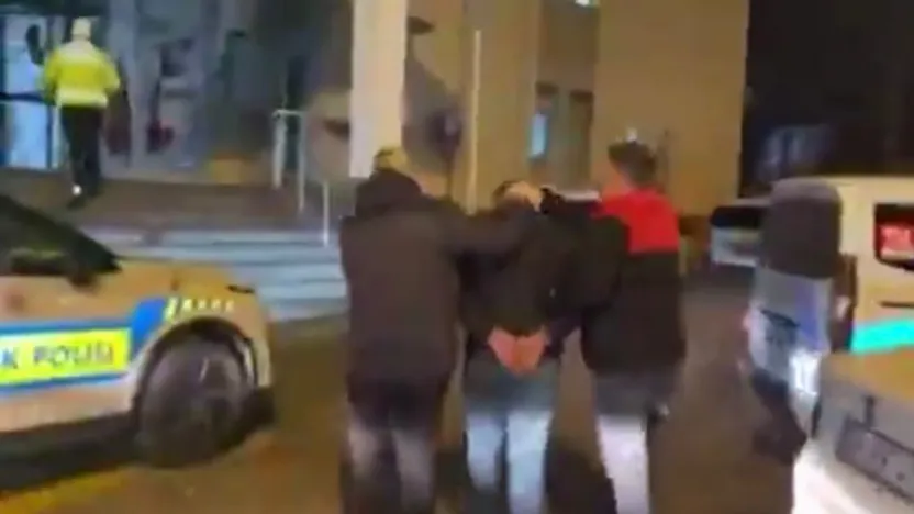 Polise çarpıp kaçan alkollü ve ehliyetsiz sürücü tutuklandı