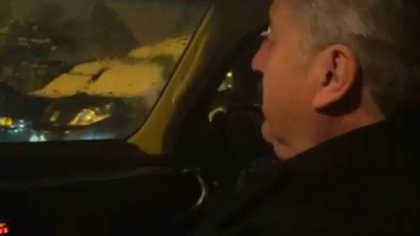 Sabahın ilk ışıklarıyla çalışmaya başladı, karlı yollar açıldı