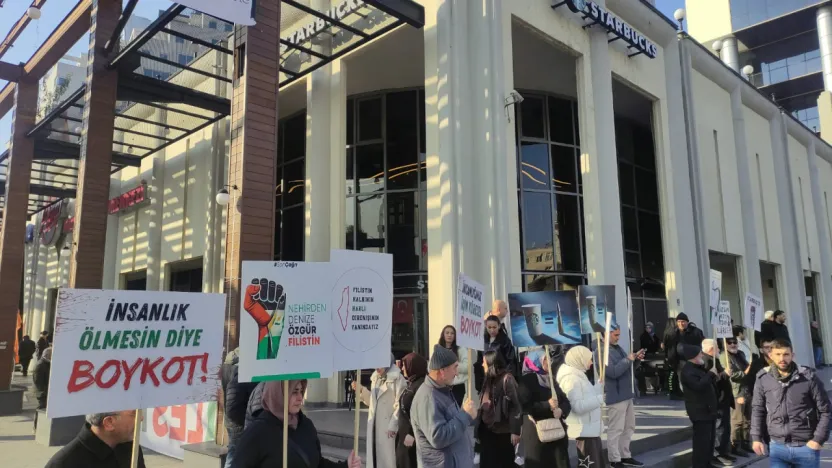 Starbucks Önünde Vicdan Nöbeti: Boykot için Sessiz Direniş Sürüyor
