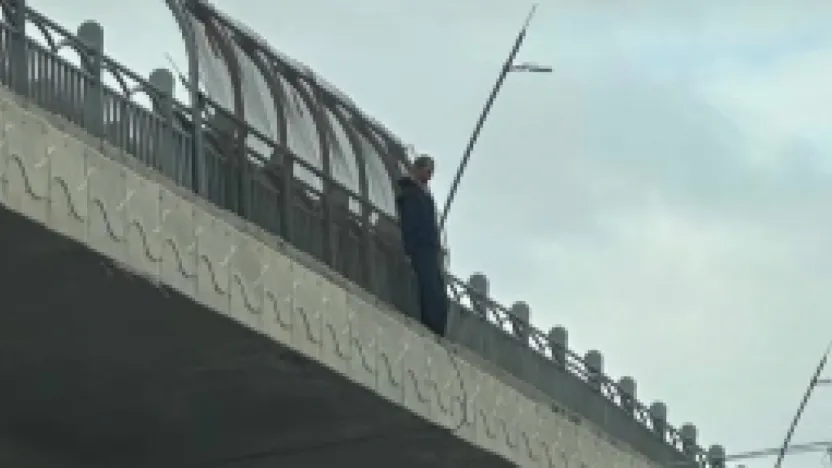 Sümer köprüsünde intihar girişiminde bulunan vatandaş ikna edildi