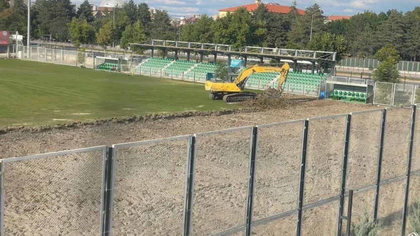 Sümer stadının zemin değişim işlemi başladı